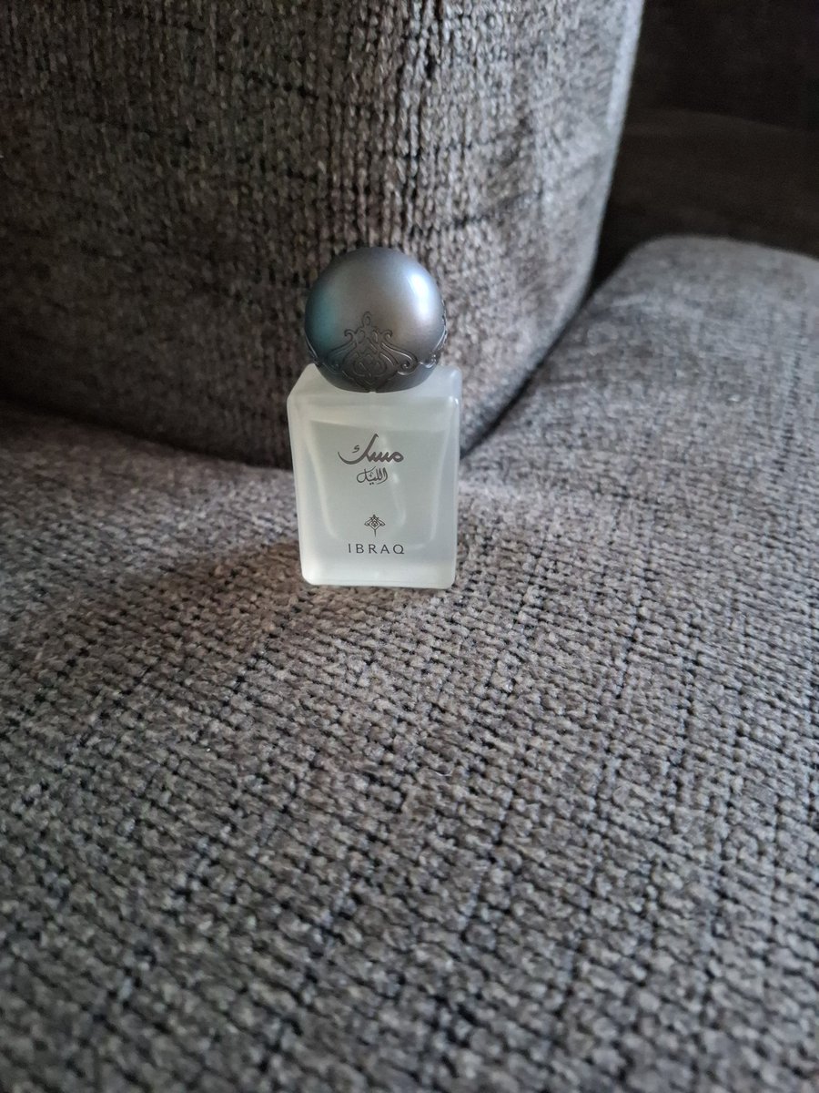 Zozfa1's tweet photo. @ibraqperfumes اذا ممكن خاص المنتج وصل العلبه من داخل متضرره والعطر ناقص كانه مستخدم  علما توه واصل المنتج وتو افتحه https://t.co/puIE5WUHLu