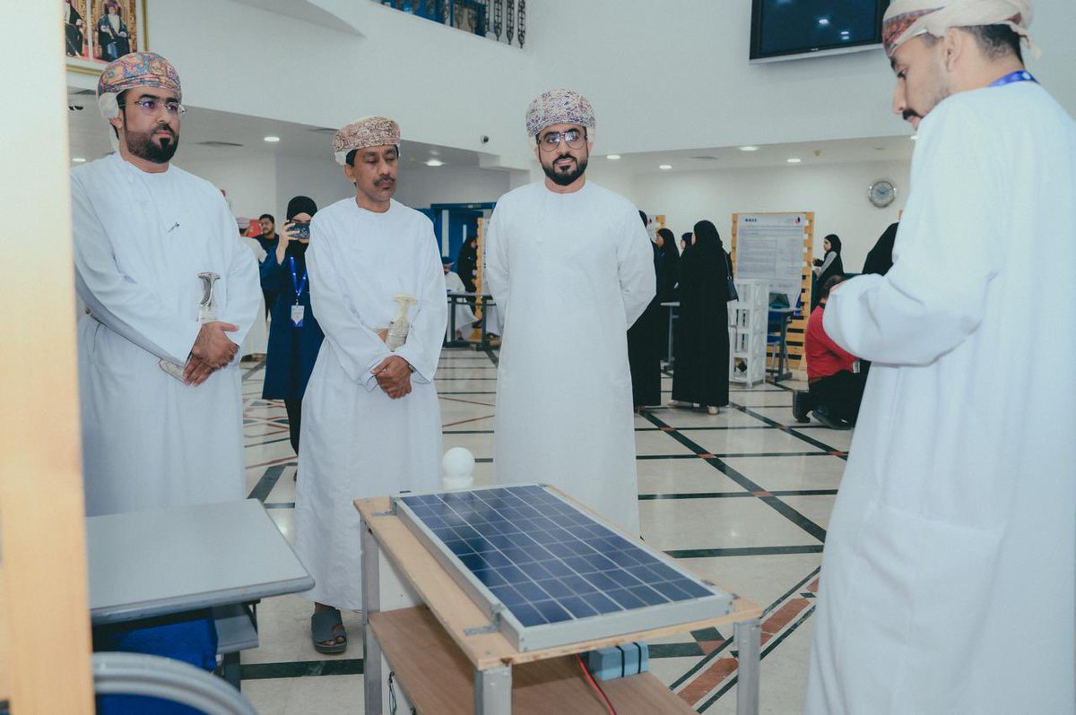 افتتحنا في #جامعة_التقنية_والعلوم_التطبيقية_بشناص معرض المشاريع الطلابية ضمن الأسبوع التعليمي لـ IEEE، بمشاركة متميزة من طلبتنا وبحضور عدد من الضيوف من القطاع الصناعي.

ضم المعرض 15 مشروعًا طلابيًا في تخصصات الهندسة المختلفة، عكست مستوى الإبداع والابتكار لدى الطلبة في مجالات