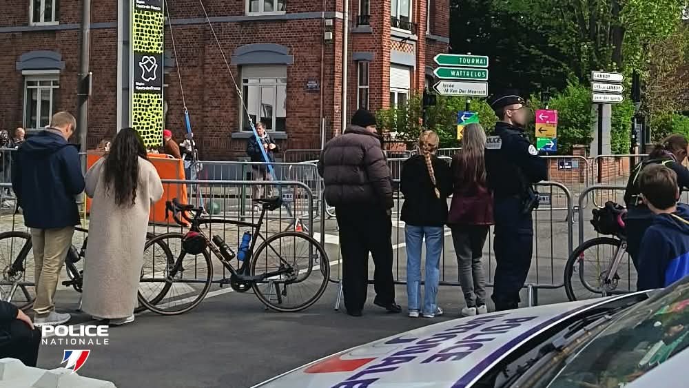 PoliceNat59's tweet image. #ParisRoubaix | Hier, les policiers du #Nord étaient pleinement mobilisées tout au long du parcours de la mythique course Paris-Roubaix pour assurer la sécurisation de l’événement, la gestion des flux de spectateurs ainsi que la sécurité des coureurs.
