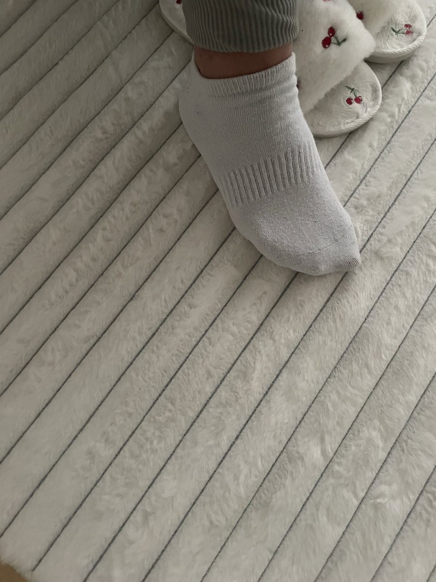 GodessLadyLANA's tweet photo. Leg mir das Geld zu meinen Füßen und Knie dich hin! 
#sklave #Blackmail #Alman #Füße
💸😈 https://t.co/VPDTGUePOQ