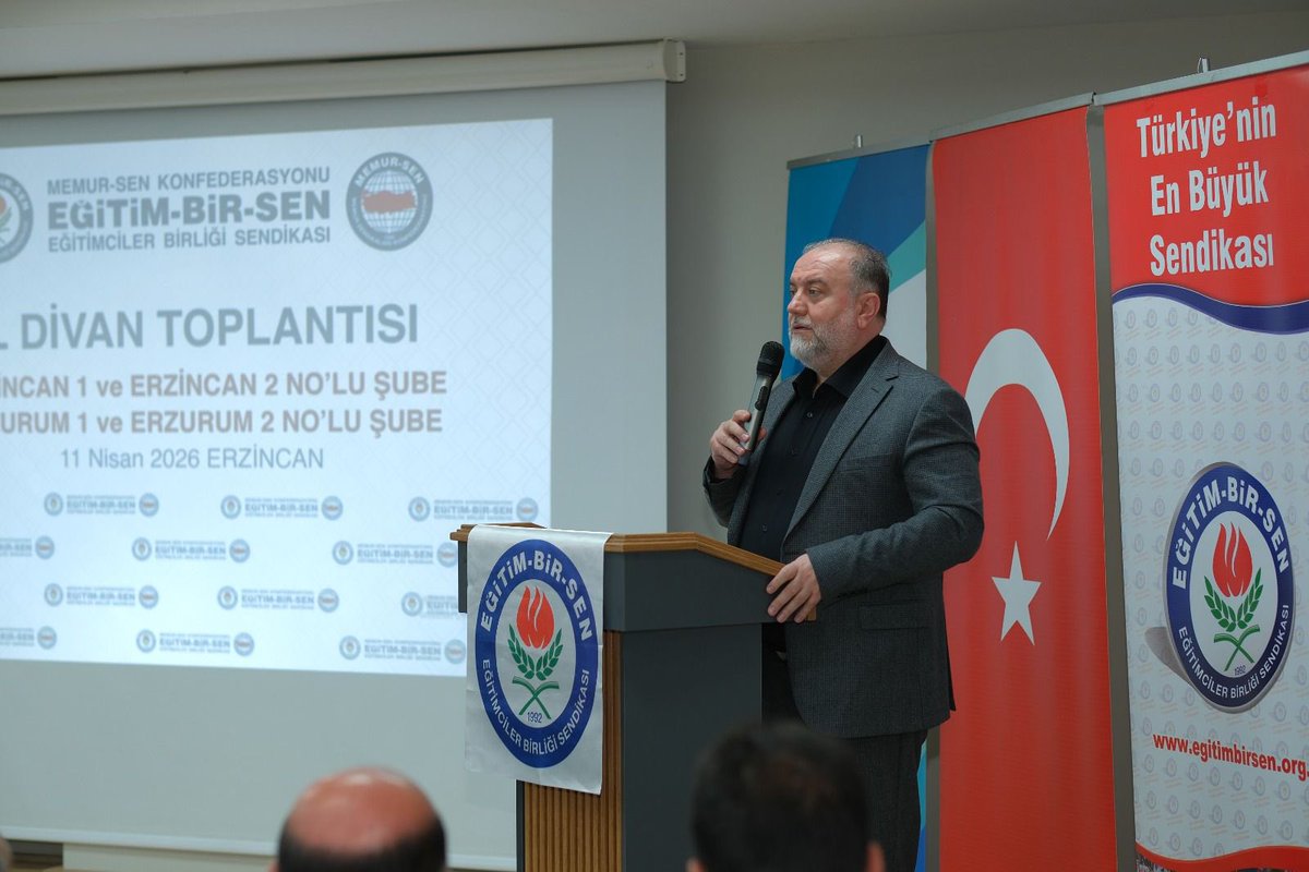 MuammerKaraman's tweet photo. Erzincan ile Erzurum şubelerimizin Ortak İl Divan Toplantısını yaptık. 

Erzincan Öğretmenevi'nde düzenlenen toplantıda, eğitim ve bilim çalışanlarının sorunlarını ele alarak çözüm yollarını istişare ettik.
 
Erzincan ve Erzurum’da, Yunus Emre’nin çağlar aşan ve bugün bizi beslemeye devam eden “72 millete bir gözle bakmayan, halka müderris olsa dahi Hakk’a asidir” anlayışından ilham alan, milli birlik ve kardeşlik bağlarımızı güçlendirmek için azim ve gayretle mücadele eden güçlü teşkilatlara sahibiz. 

15 Mayıs mutabakat sürecinde teşkilatlarımızın bu yüksek ruh ve karakter ile eğitim ve bilim çalışanlarının teveccühüne mazhar olmaya devam edecek, üye sayımızı geçen yılın çok daha üzerine çıkaracağız.

👉🏽 Eğitim çalışanları, yaşadıkları sorunların çözümünün Eğitim-Bir-Sen eliyle gerçekleşebileceğini çok iyi bilmektedir; o yüzden “Yaparsa Eğitim-Bir-Sen yapar”, “Eğitim-Bir-Sen varsa kazanım var” sözleri kamu çalışanları arasında adeta bir atasözüne dönüşmüştür. 
👉🏽 Eğitim çalışanları; 6 Şubat depremleri sürecinde nasıl seferber olduğumuzu, şubelerimizin öncülüğünde deprem bölgesine gönderdiğimiz 150 yardım TIR’ından biliyor.
👉🏽 270 kişilik arama kurtarma ekibimizle onlarca canı enkazı altından çıkarıp sevenleriyle buluşturduğumuzu unutmuyor.
👉🏽 Ten renkleri farklı olsa da gözyaşı ve ter renginin aynı olduğu anlayışla çalışmalar yürüttüğümüzü biliyor.
👉🏽 Kim olursa olsun zalime karşı; dini, rengi, dili ne olduğuna bakmaksızın mazlumdan yanayız diyerek liderlik yaptığımız yurt içi ve dışındaki çalışmalarımızı takip ediyor.
👉🏽 Onyıllardır yaşanmış bir çok tarihi sorunu tarih yaptığımızı elde ettiğimiz kazanımlarla yaşıyor.
👉🏽 Eğitim çalışanları, çözülmeyen sorunların oluşturduğu üzüntüyle kimi zaman yaptıkları sitemin aslında sendikamıza duydukları güven ve sevgiden kaynaklandığını hep hissettiriyor.
  
Erzincan 1 ve 2 Nolu Şube Başkanlarımız Nebi Gül ve Enes Ayyıldız ile Erzurum 1 ve 2 Nolu Şube Başkanlarımız Hüsrev Yaşa ve Mustafa Karataş nezdinde; şubelerimizin yönetim kurulu üyelerini ve tüm ilçe ve iş yeri temsilcilerimizi özverili çalışmalarından dolayı tebrik ediyor; başarılarının devamını diliyorum. 

@ebserzincan1 | @ebserzurum1 | @ebserzurum2