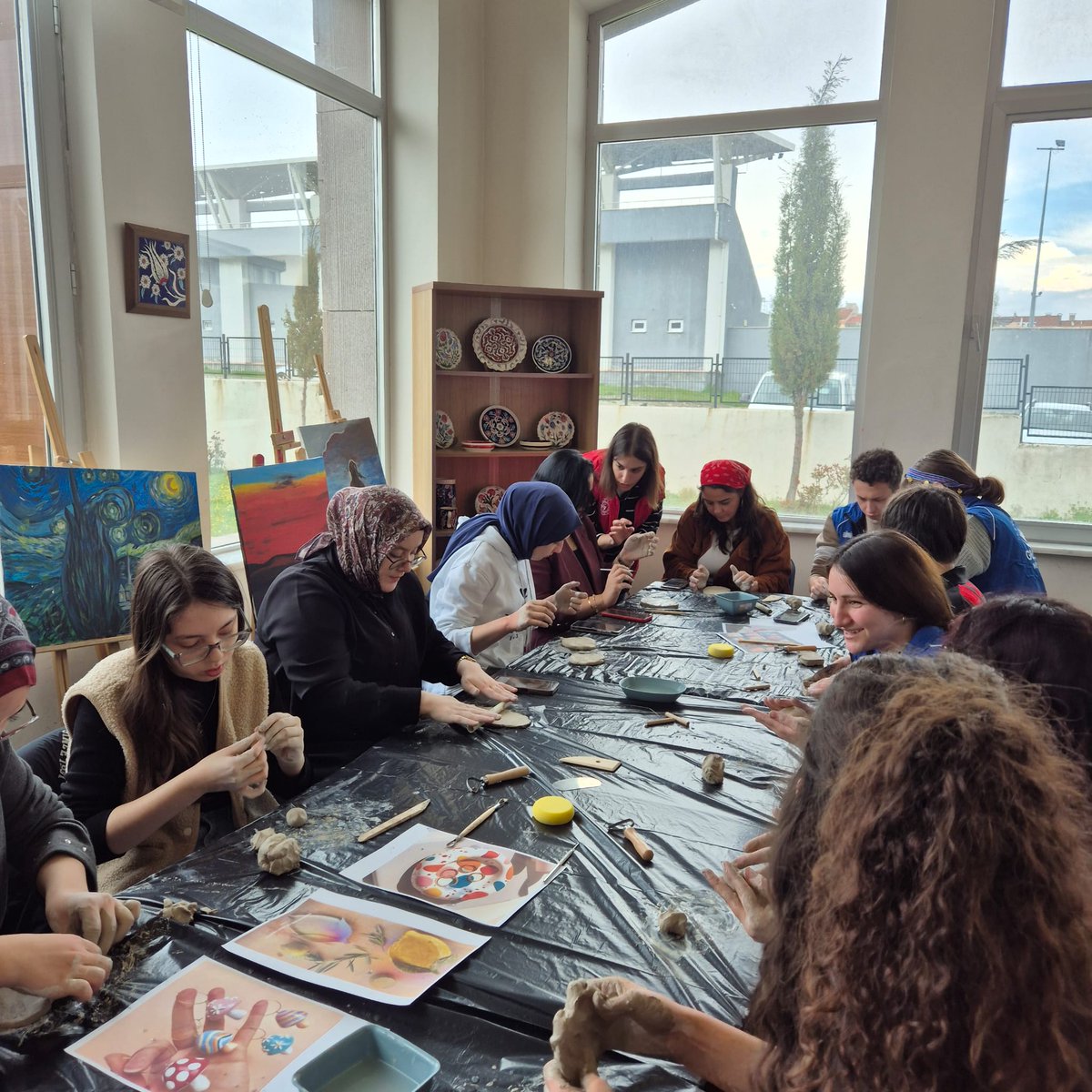 Merzifon_GM's tweet photo. Seramik atölyemizin ilk aşamasını gerçekleştirdik🤗 Gençler kendi tasarımlarını yaparak ortaya birbirinden farklı,güzel ürünler çıkardı. Hem üretip hem eğlendiğimiz bu keyifli gün için katılan gençlerimize teşekkür ederiz 💙 https://t.co/wBoizhCwqx
