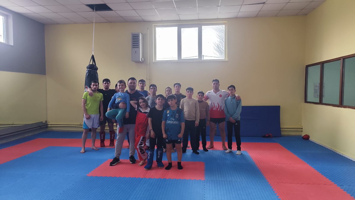 GurpinarVe's tweet photo. 🥊 Gücünü keşfetmeye hazır mısın?
Kickboks eğitimlerimiz Merkezimizde devam ediyor!
Kendini savunmayı öğrenmek, formunu korumak ve disiplin kazanmak isteyen tüm gençlerimizi bekliyoruz. 🔥
👉 Sen de aramıza katıl, enerjini doğru yönlendir!
�� Gürpınar Ferdi Sporlar Merkezi https://t.co/FoljSbkgZM