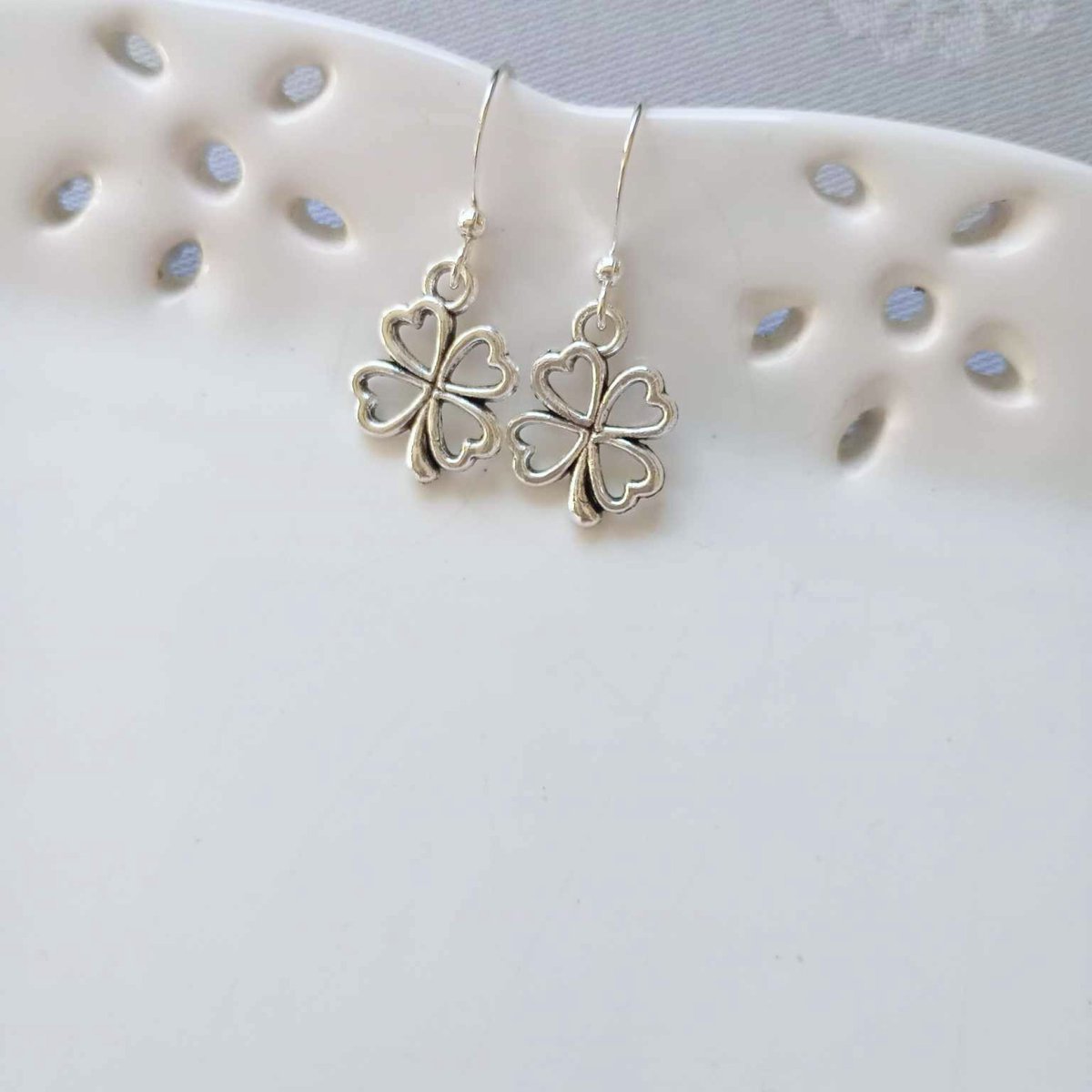 LovesVintage43's tweet image. 🖤 Contemporary Style Dainty Lucky Four Leaf Clover Charm Earrings on Silver Plated Hooks . Created by Me, available at Amazon UK  🧡 #Amazon #CraftBizParty #UKMakers #shopindie #shopsmall #goodluck #lucky amazon.co.uk/dp/B085BQPWLP