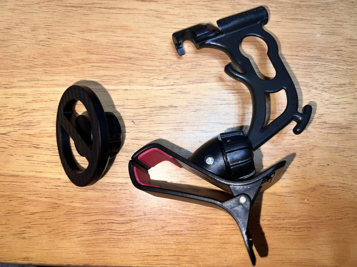MikeKilo0306's tweet photo. ハンモックで動画を見るのにHangTime Hookが重宝していたのですがクリップが微妙なのが不満点でした
17mmボールジョイントのMagSafeマウントに交換してみました
これでスマホの脱着が簡単になります♪
#hangtimehook  #ハンモック https://t.co/w2Cy6ogiMo