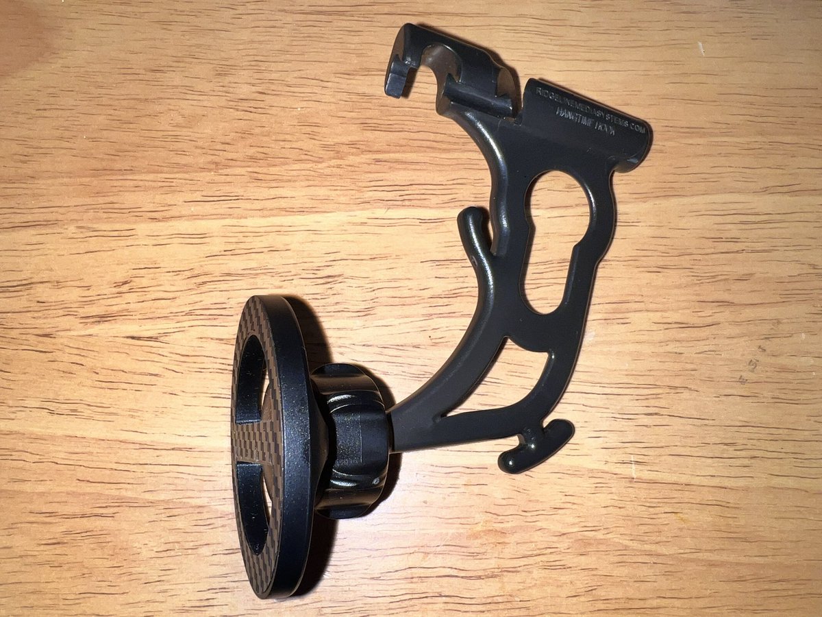 MikeKilo0306's tweet photo. ハンモックで動画を見るのにHangTime Hookが重宝していたのですがクリップが微妙なのが不満点でした
17mmボールジョイントのMagSafeマウントに交換してみました
これでスマホの脱着が簡単になります♪
#hangtimehook  #ハンモック https://t.co/w2Cy6ogiMo