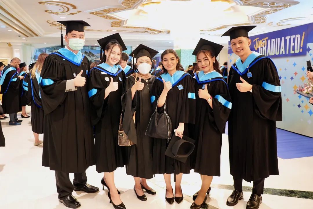 Nomomo13's tweet image. "Cap, gown, and a lifetime of stories—graduation day, where 'goodbye' feels like 'hello' to what’s next.  #ClassOf2024 #GraduationVibes"