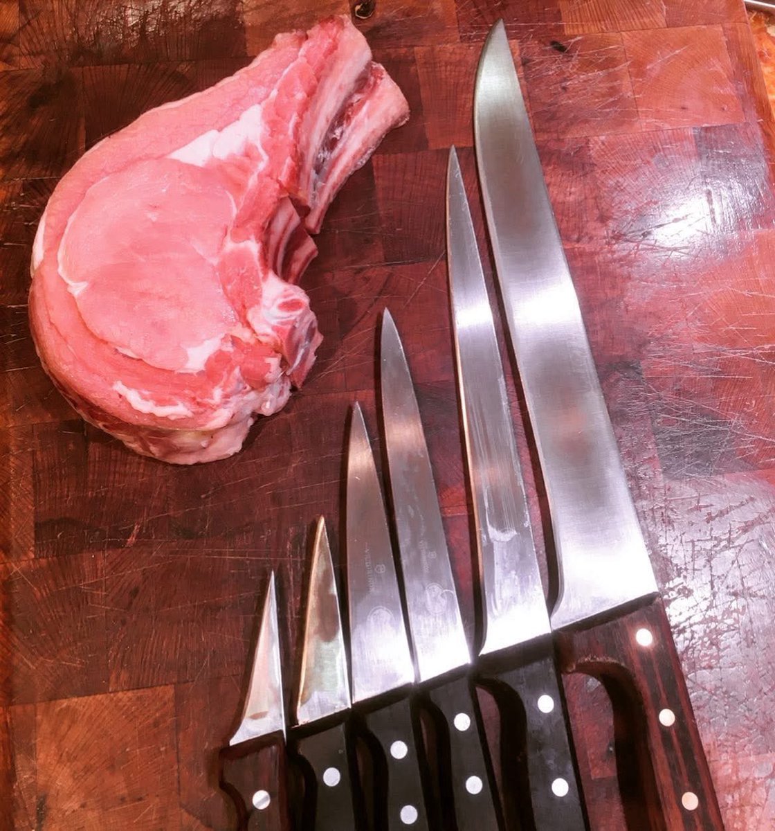 Langlai73410097's tweet photo. Voici la garde rapprochée,
De la candidate de la soirée.
Une cote de veau, bien engagée ,
Pour un repas, de promesses respectées !
N’hésitez pas, pour le veau, veautez !
#veau #veal #vitello #телятина #子牛の肉 #vealchop #butcher #肉屋 #мясников #carnissers #artisanatfrancais https://t.co/12VKRolies