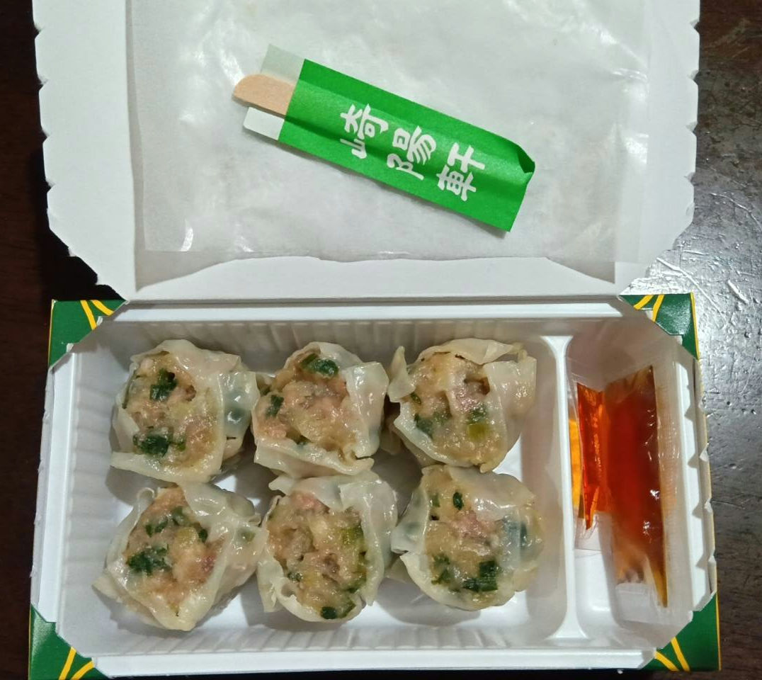 yoshibei2002's tweet photo. 崎陽軒の「シウマイ」ではなく、崎陽軒の「ギヨウザ」です🥟

そして、「ギョウザ」ではなく「ギヨウザ」です！

見た目はシウマイのようですが、かなり本格的なギヨウザです！

しかし、箱に入っていても香り（におい）が強く、持ち歩いている保冷バッグを二重にして持ち帰ったのですが、それでも…😅

#崎陽軒
#ギヨウザ