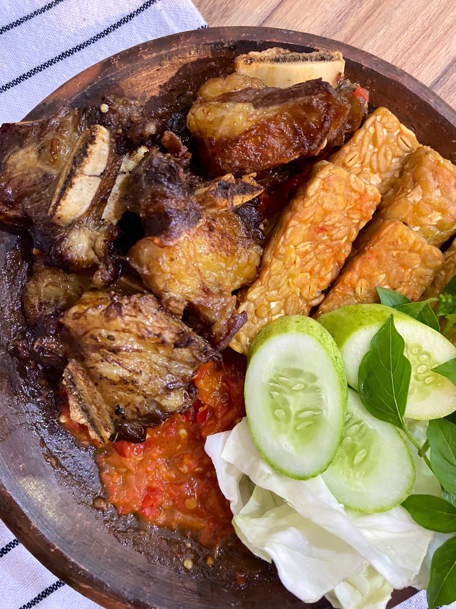 Niatnya buat besok, tp keburu kegoda. Akhirnya makan malam pake iga penyet deh 🤤