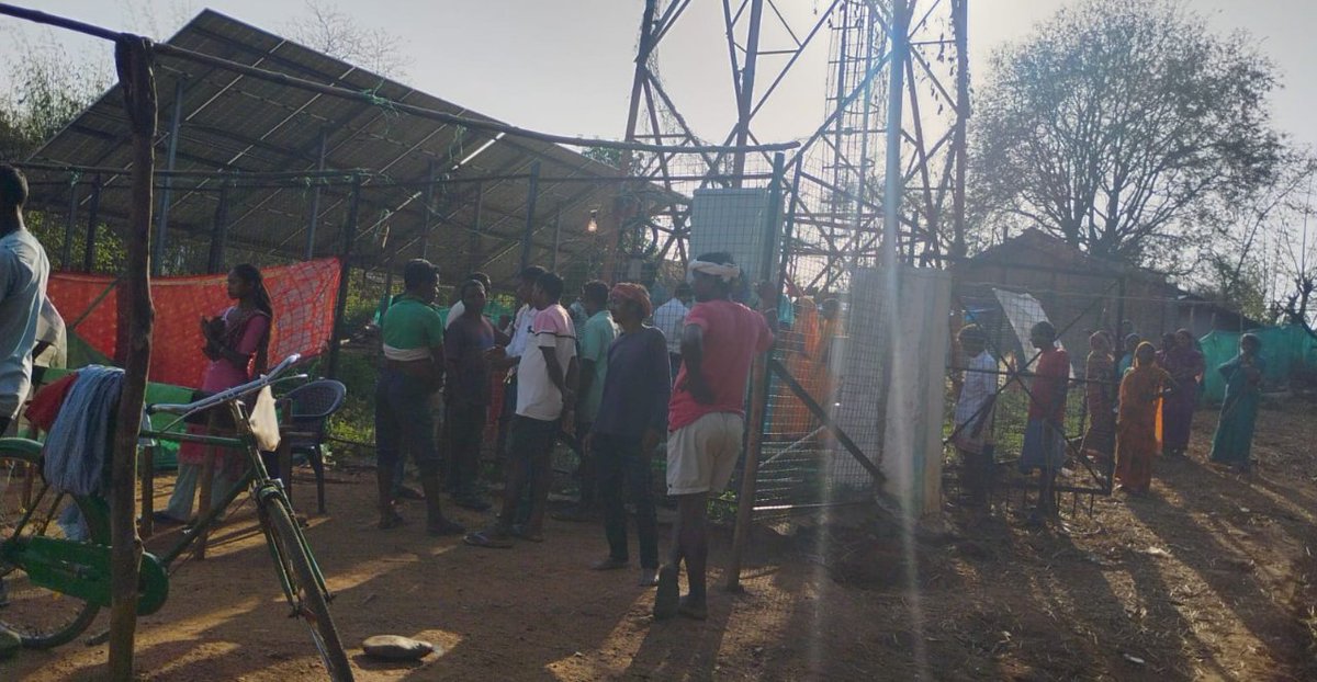 There is significant crowd during    SIM sales in Jharkhand, Rural area