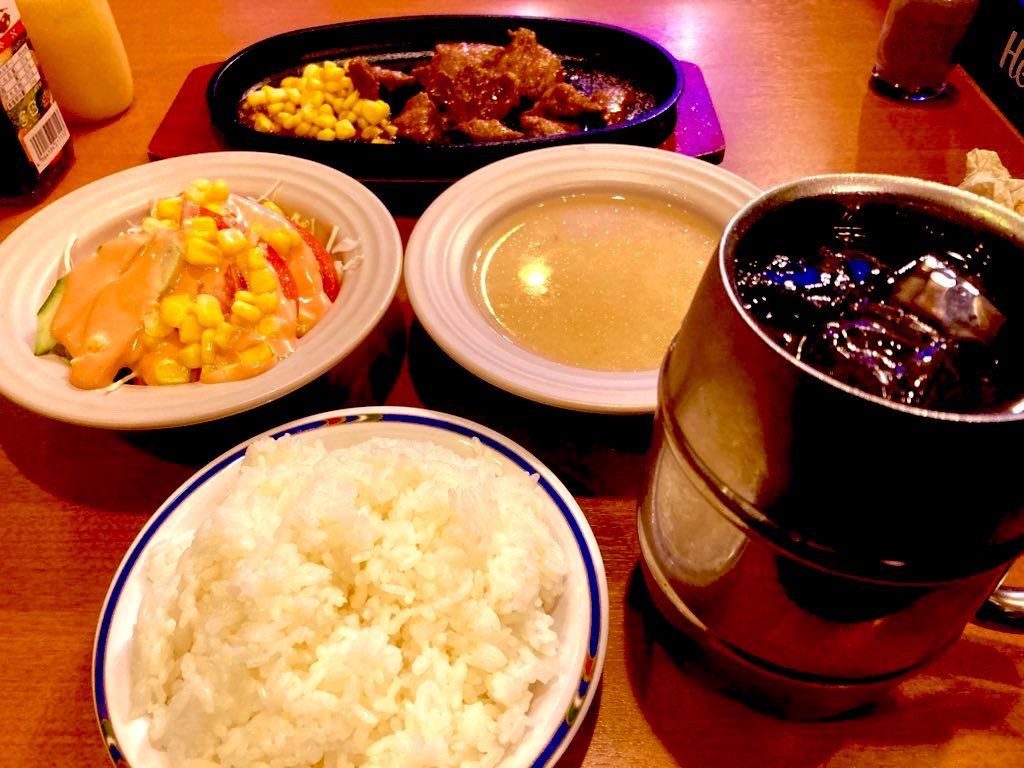 コザの「フリーダム」は午前10時から翌日午前5時まで営業のメニューが豊富な飲食店。
甲府にある「信州」（名前が紛らわしいけど）もそうだが、繁華街や歓楽街で働く人たちのまかないメシを出している店なんだから、ハズレのわけがない。