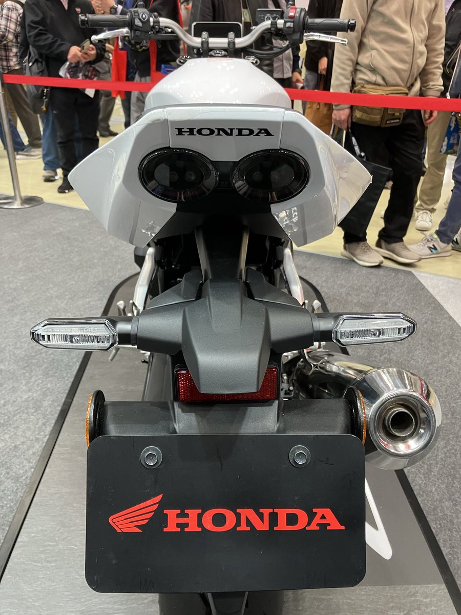 macky484's tweet photo. 先月行ったモーターサイクルショーのCB400はちょっと欲しかった。教習所でもCB400で中型取ったし、乗りやすいんだろうな https://t.co/Jg2K35yNa4