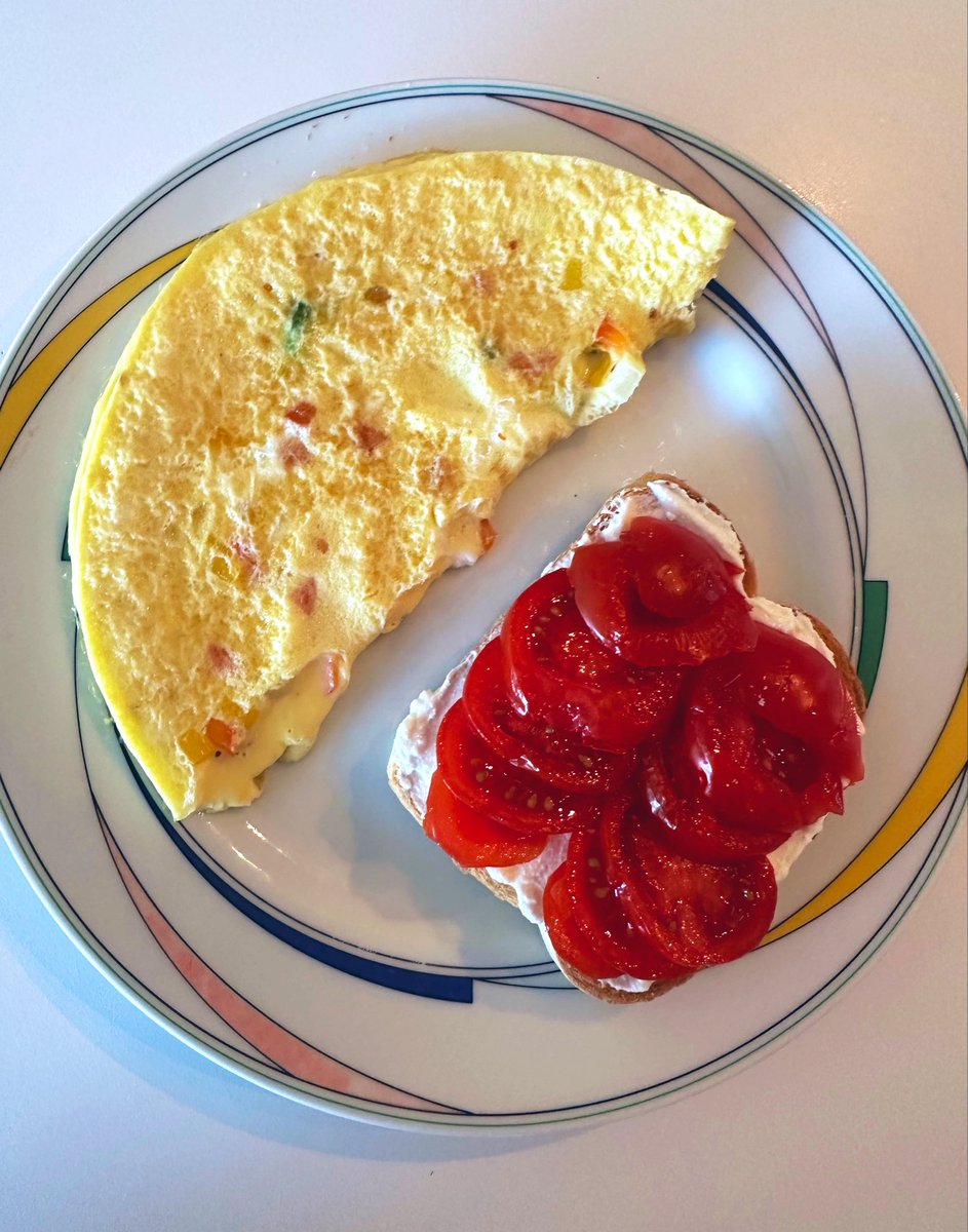 free_style_chef's tweet image. Don’t tell me you can resist a bite of this juicy ripe Campari tomato ricotta toast? 

Or perhaps the cheese omelet is more inviting?

#breakfast #brekkie #bread