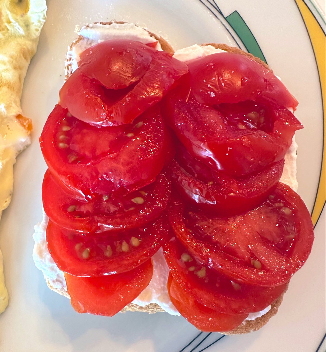 free_style_chef's tweet image. Don’t tell me you can resist a bite of this juicy ripe Campari tomato ricotta toast? 

Or perhaps the cheese omelet is more inviting?

#breakfast #brekkie #bread