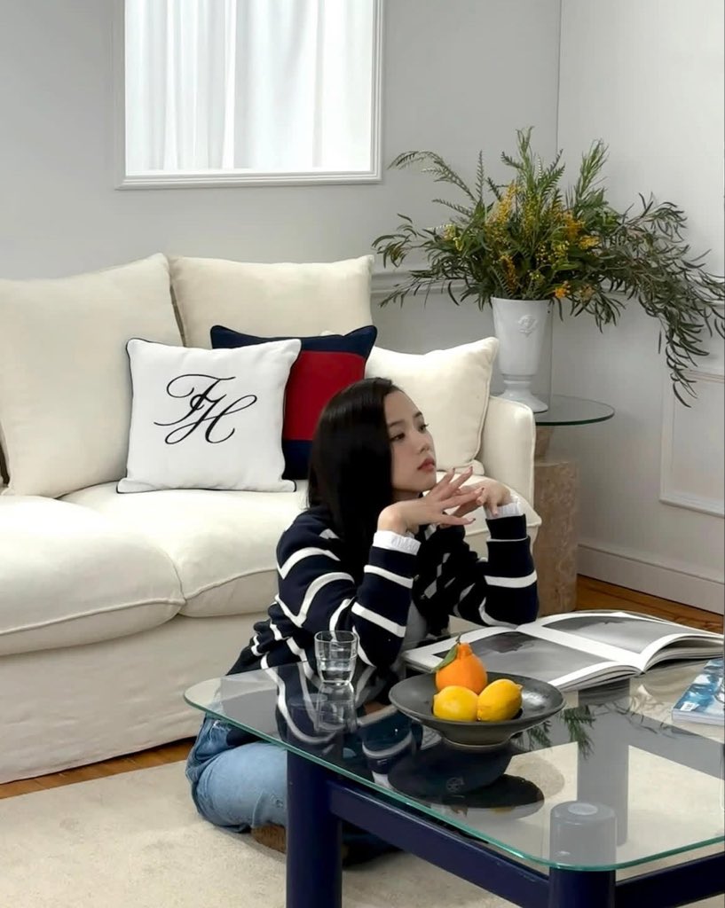 Serena116780277's tweet photo. Orange hearts, orange hello kitty and orange decorations. 
This can't be a coincidence #JISOO https://t.co/v8B2d1NUbL