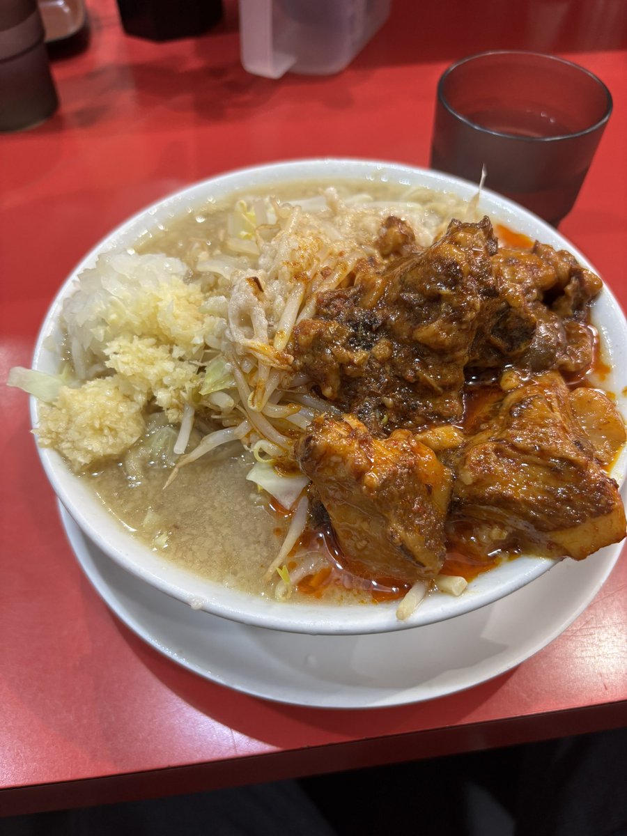 #のんの酒場
#アホの子るーちゃん
#みてらいむぅ

先週末に食べてきた二郎ラーメンで飯テロ！！
今日の飯は普通に写真忘れるという仕末・・・
上に乗ってるピリ辛角煮が特に美味かった！！！
