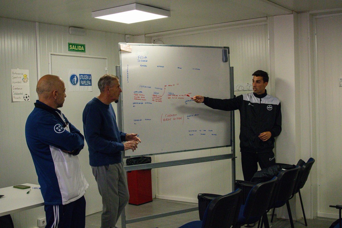 EntrenadoRffm's tweet photo. El curso UEFA 🅰️ de Cotorruelo continúa su actividad con las clases presenciales del profesor @frangarr26 y la visita del director de la Escuela de Entrenadores de la RFFM, @serranonino. https://t.co/5DVAjb6SuG