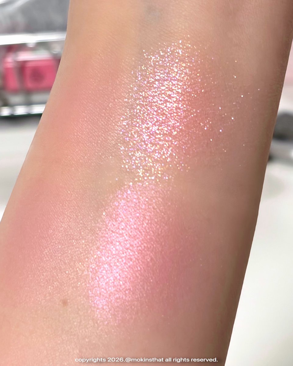 mokinsthat's tweet image. 에뛰드 뽀용 아이 메이커 딸기가 추구미 🍓🍰

퇴근하자마자 택배 뜯어 보고 기절…… 질감도 좋고 펄감 보세요;;;;; 밀착력도 개좋아요!!!!!! 봄에 쓰면 딸기맛 애교살이 되