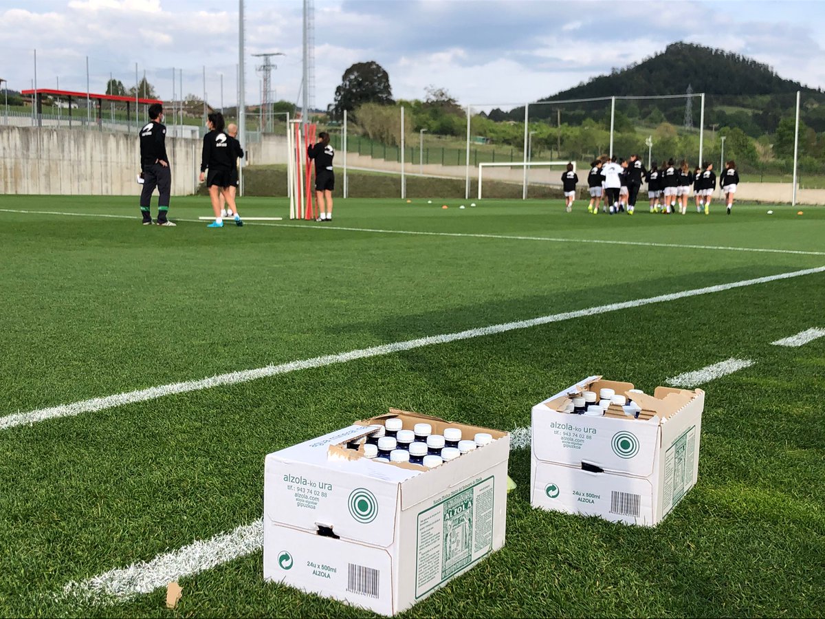 BasqueWater's tweet photo. ⚽💧 En el deporte, la hidratación es clave para mantener el ritmo, la concentración y el equilibrio durante el juego.
💙 Desde hace años, acompañamos a la @EFF_FVF compartiendo un mismo compromiso: cuidar de las personas dentro y fuera del campo. #BasqueWater #AguaMineralNatural https://t.co/iuQXWFqHKr