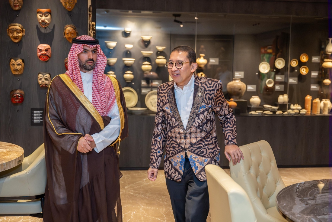 arabnews's tweet image. #SaudiArabia’s Minister of Culture Prince Badr bin Abdullah bin Farhan meets #Indonesia counterpart Fadli Zon in Jakarta for talks arab.news/g2ymk