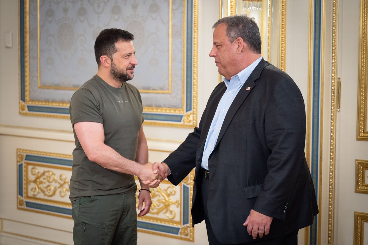 TomEDewey1948's tweet image. During the 2024 GOP Presidential primaries, Mike Pence and Chris Christie were the only candidates who met with Volodymyr Zelenskyy in Ukraine.