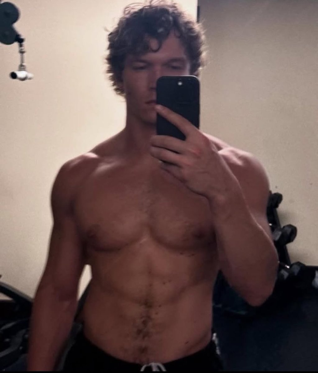 hudrries's tweet image. will we ever get another mirror selfie from him? i am #broken
