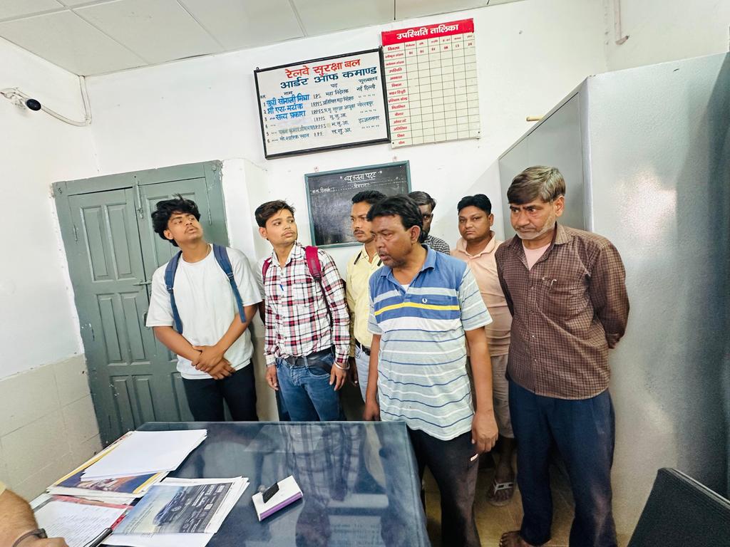 RpfHathras's tweet photo. @umeshtiwarivip @RailwaySeva @RPF_INDIA @RailMinIndia @upgrphq @dm_hathras @sphathras @Uppolice @myogiadityanath @aajtak @UPTakOfficial महोदय रेल अधिनियम की कार्यवाही में सात लोग अनधिकृत रूप से रेलवे स्टेशन प्रवेश के लिए रेलवे सुरक्षा बल हाथरस की टीम के द्वारा पकड़े गए हैं और नियमानुसार कार्रवाई की गई है और धारा 147  रेल अधिनियम में मामला पंजीकृत किया गया। https://t.co/uiis3taKq0