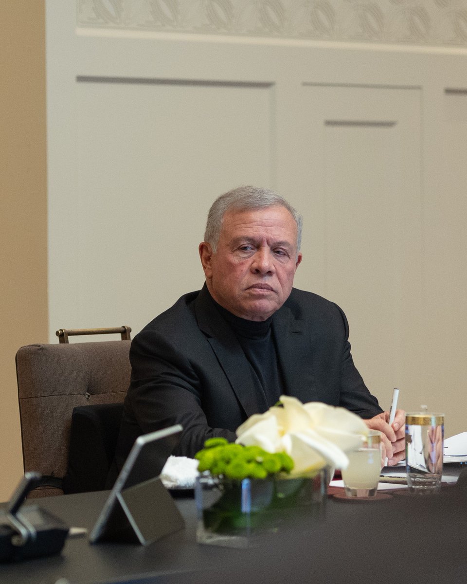 RHCJO's tweet image. His Majesty @KingAbdullahII chairs a meeting, attended by His Royal Highness Crown Prince Al Hussein, to review government progress in implementing the public sector modernisation roadmap.
#Jordan