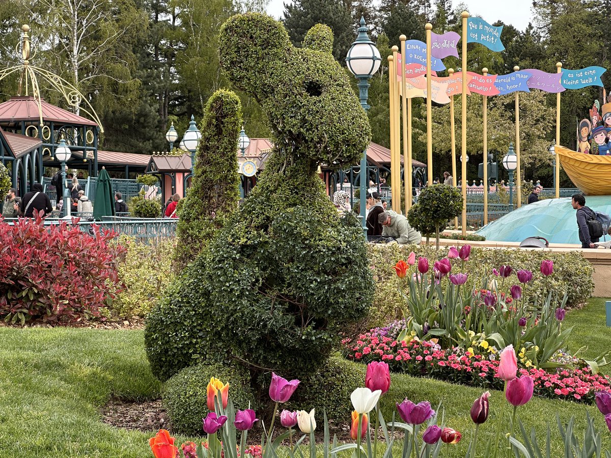 PixiedustDLP's tweet image. The beautiful topiaries near It’s A Small World in Fantasyland at the Disneyland Park. 

#disneylandparis #dlp #paris #disneyparks #disneyparis