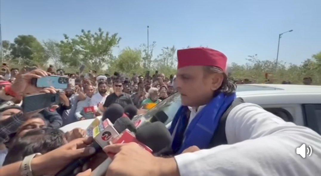 Tigervk's tweet photo. समाजवादी पार्टी के राष्ट्रीय अध्यक्ष जी के गले में लाल की जगह नीला गमछा ! 

यह किस बदलाव का संकेत है....?

#samajwadipartyofficial #samajwadipartynews #Samajwadi #AkhileshYadav #Akhilesh https://t.co/HPo9HRq0tq