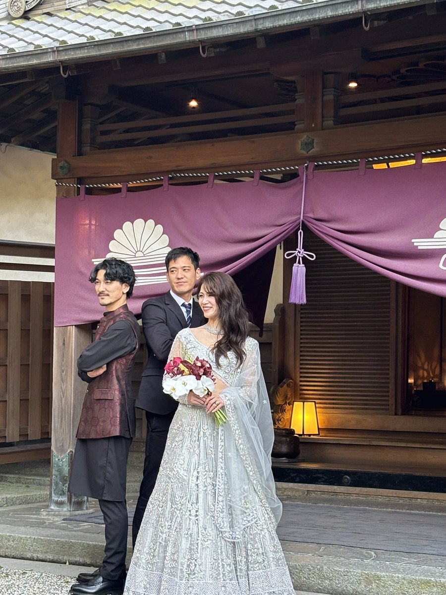 ठुले लाई साने को बिहे खूब मन परेछ 
बीच घुसेर pose मारे 
यो ठुलें साने भंडा handsome 
एस्को दुख 
dad i dont like woman who comes to tell me you are handsome and i like you 
दुख अनेक छ हाहाहा 
handsome न भएर दुख लागे को बारे सोच, तेरो समस्या ज़्यादा स्टाइलिश भो भने 
मन हेर रे हाहा