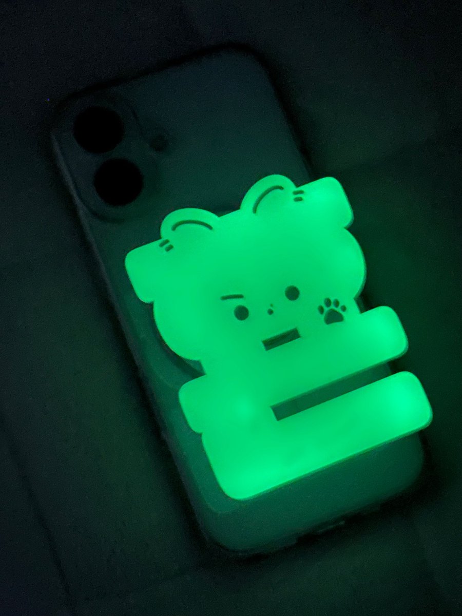 야광 글씨 그립톡 예뿌길래 송도즈로 만들어봤는데
업체에서 색을 반대로 뽑아주셨어요...