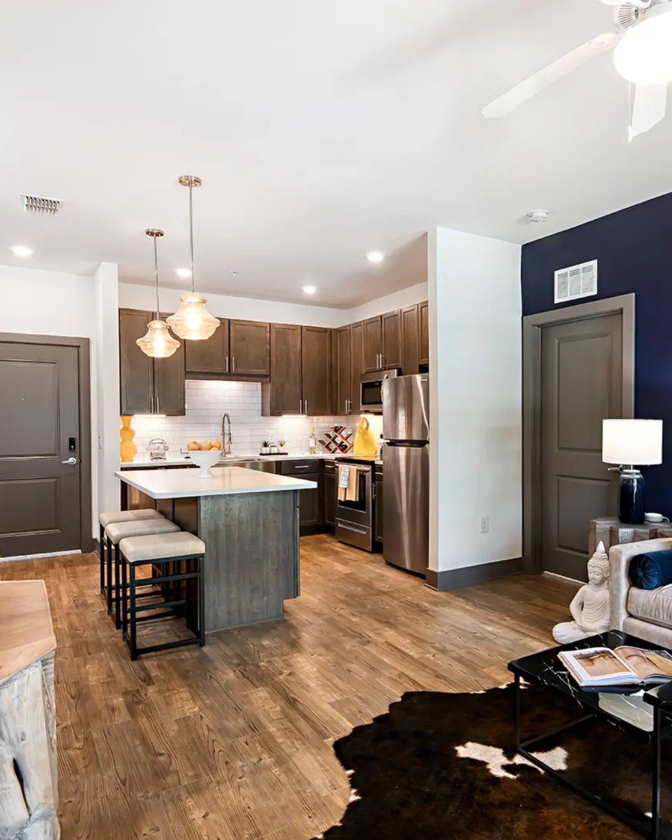 📍 Community Highlight: Noble on Newberry in Gainesville, FL.

These apartments feature modern kitchens with quartz countertops, stainless steel appliances, subway tile backsplashes, and spacious islands perfect for cooking or casual dining. 

#CMC #CMCApartments #NobleonNewberry