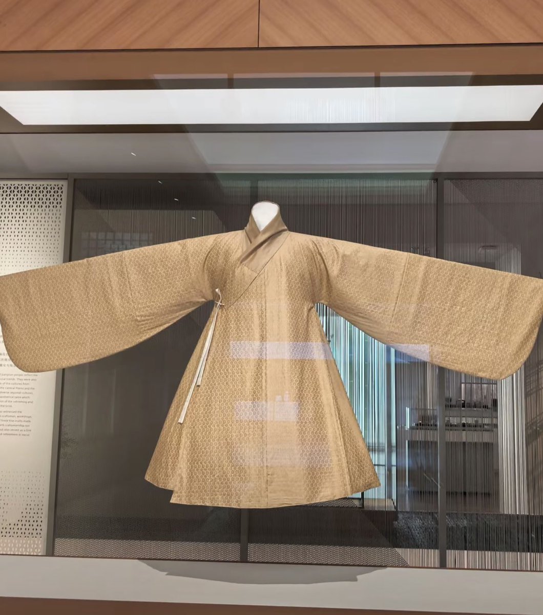 dovis65906's tweet image. 明代梅花紋緞袍。南京市博物館藏
#漢服 #hanfu #明朝 #MingDynasty