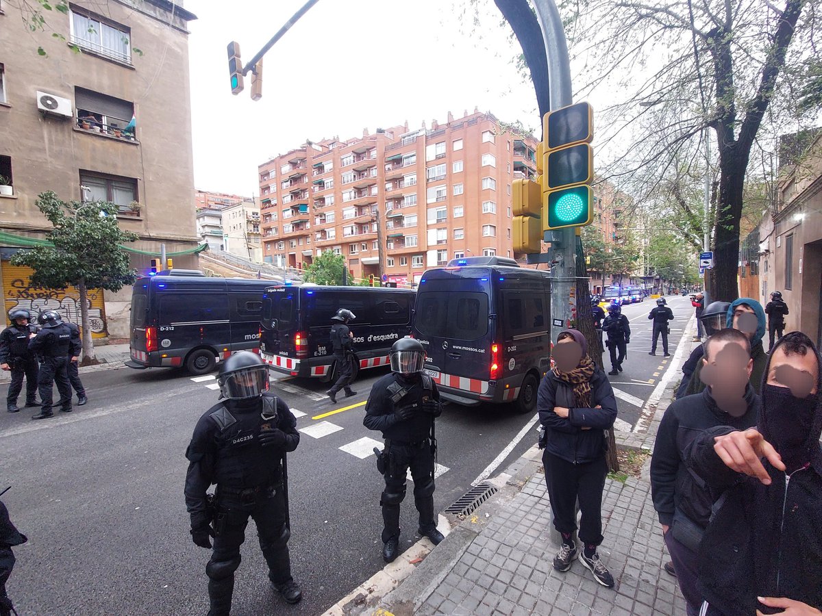 APVallcarca's tweet image. Han desallotjat l'Ateneu Popular de #Vallcarca a #Bcn
Els antiavalots de la Brimo han vingut amb 21 furgones per intimidar al mig centenar d'activistes que hi èrem per defensar aquest espai okupat.

És el 4rt desallotjament en 30 anys d'història associativa, cultural i #okupa