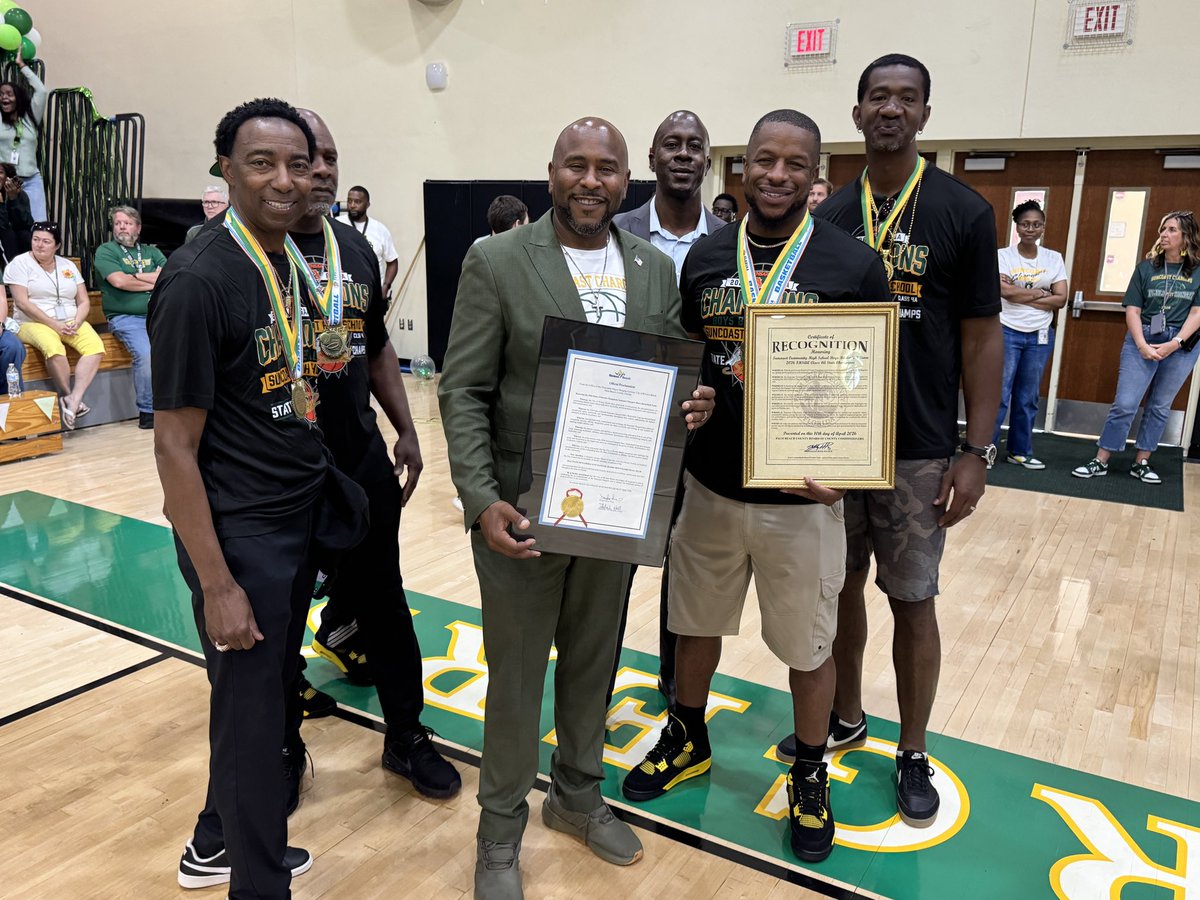 SuncoastHighFL's tweet photo. Nothing like Diamond Daze!! Chargers had so much fun celebrating our STATE CHAMPIONS and giving our seniors the send off they deserve! A special thank you to the city of Rivera Beach for coordinating such an incredible parade in honor of our team. 💛💚👑💎 https://t.co/ziNPuEUEXO