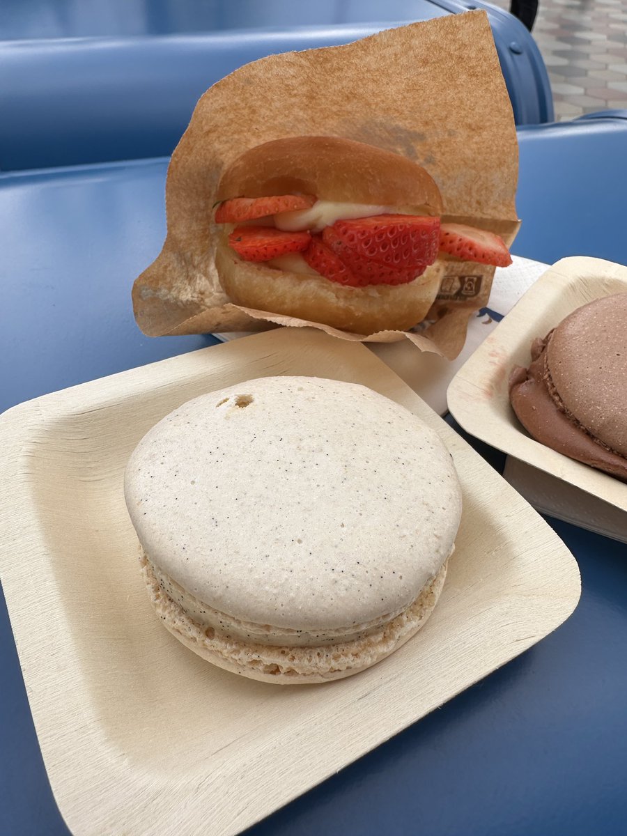 PixiedustDLP's tweet photo. New food chalets were added around Adventure Bay. They have some new items. Macarons with Ice Cream, Beignet with pastry cream and strawberries π, chicken tenders and grilled corn skewer π½
#disneylandparis #disneyfood #dlp #dlplive #disneyadventureworld #paris https://t.co/rW5e60QQIy