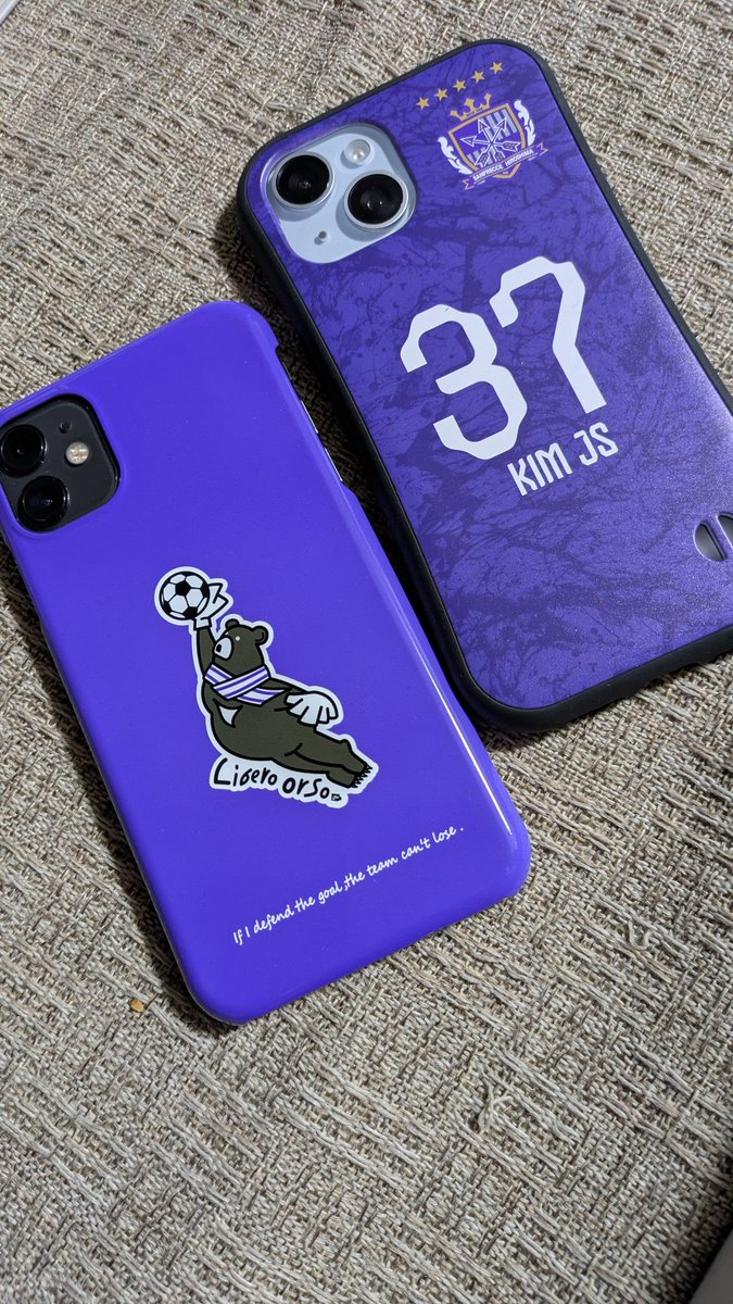 funkys13k's tweet image. 2つのスマホのケースが両方とも紫色になった😇 #sanfrecce #iPhone15 #iPhone11 @Matthews_illust