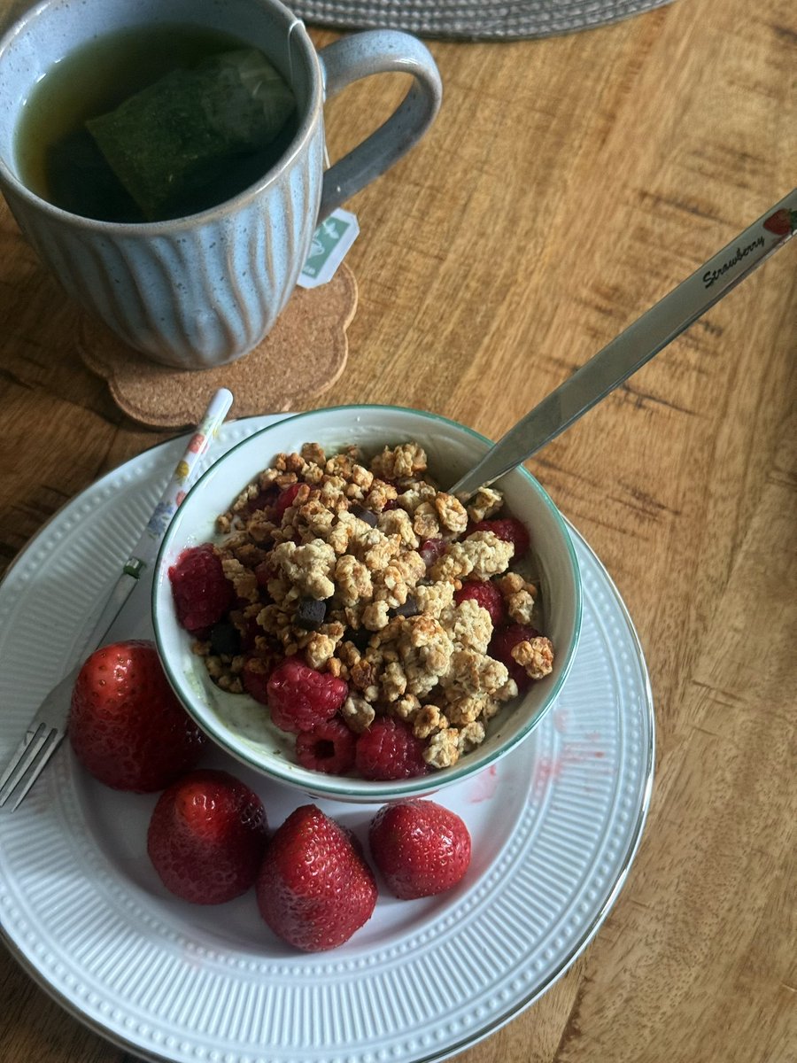 topped of my matcha yog w raspberries and brownie granola 🍓