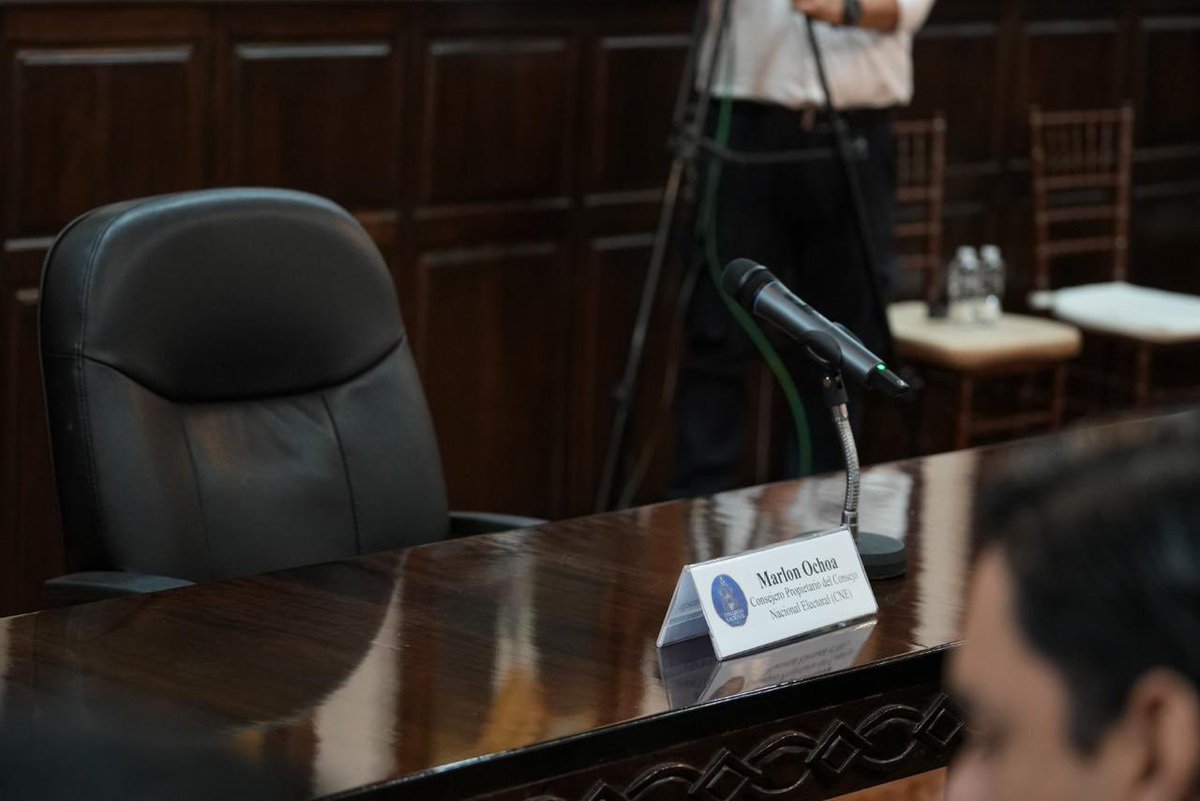 📌🔵#Noticias JUICIO POLÍTICO  
A las 9:00 de la mañana fue convocado el consejero suspendido del Consejo Nacional Electoral (CNE), Marlon Ochoa, quien no se hizo presente ante la comisión. Pese a su ausencia, el proceso continuará conforme a lo establecido en la ley