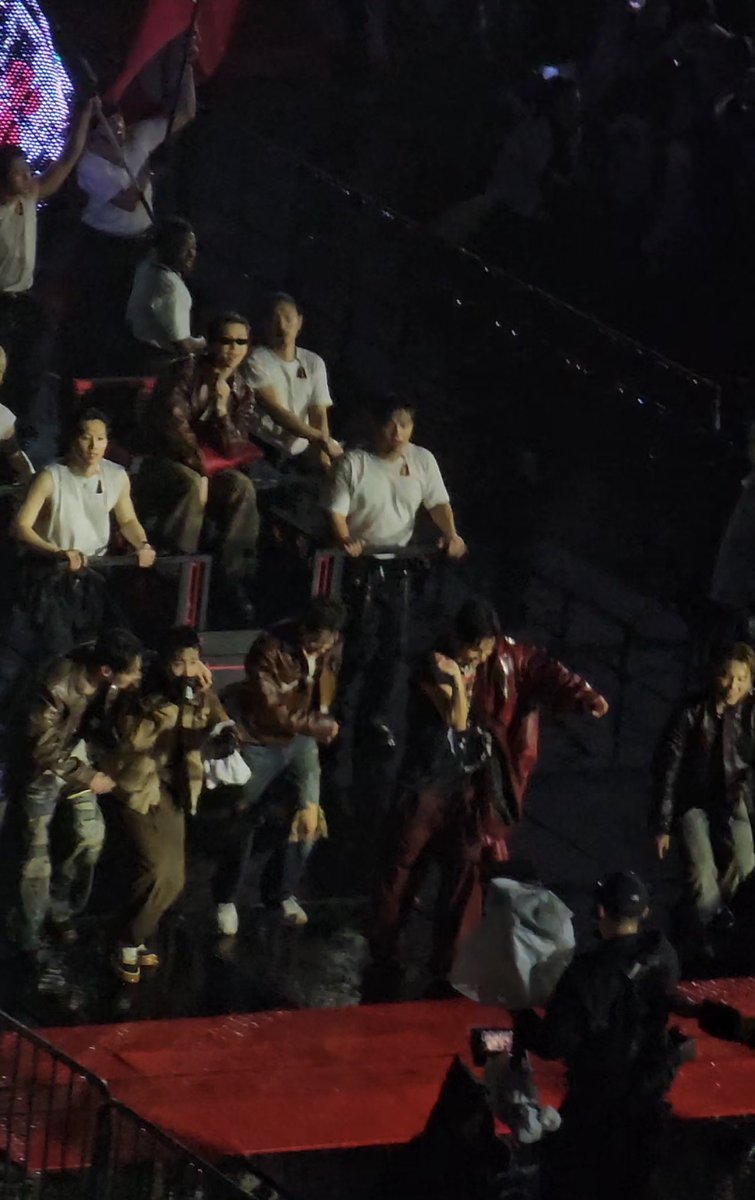 eunirodillo's tweet photo. my first ever ot7 concert back in 2017

9 years later, still here @BTS_twt 🥹💜

#BTS_ARİRANG_Goyang_D1 https://t.co/Kz7wwnJLBF