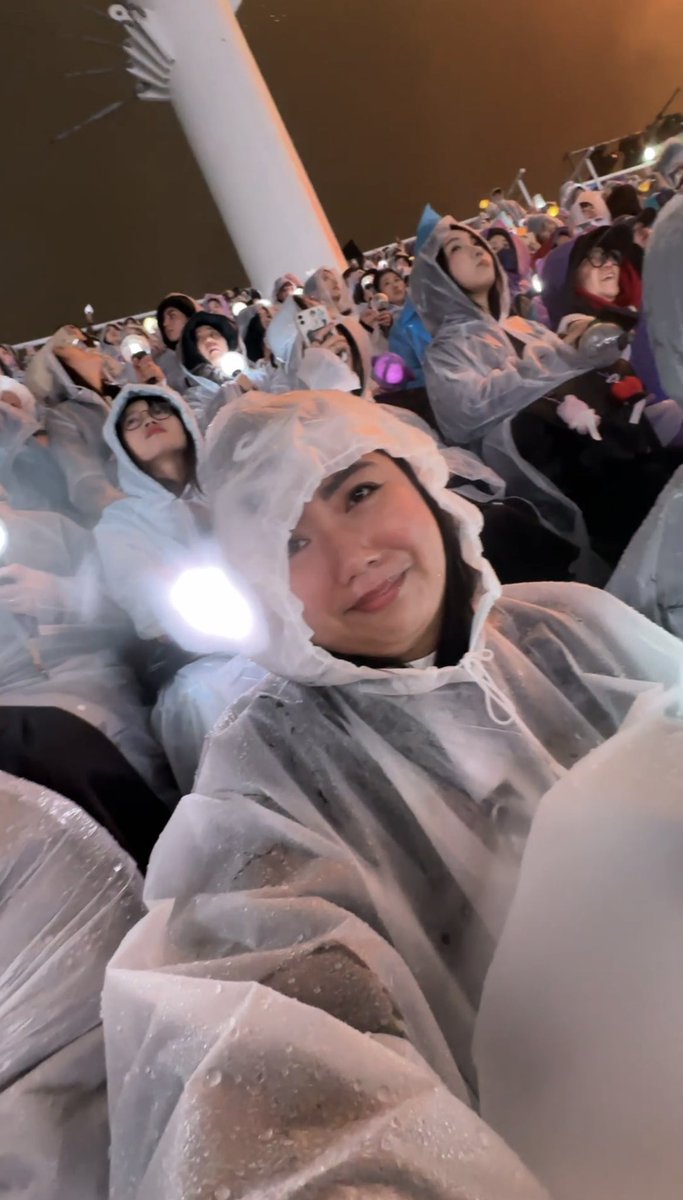 eunirodillo's tweet photo. my first ever ot7 concert back in 2017

9 years later, still here @BTS_twt 🥹💜

#BTS_ARİRANG_Goyang_D1 https://t.co/Kz7wwnJLBF