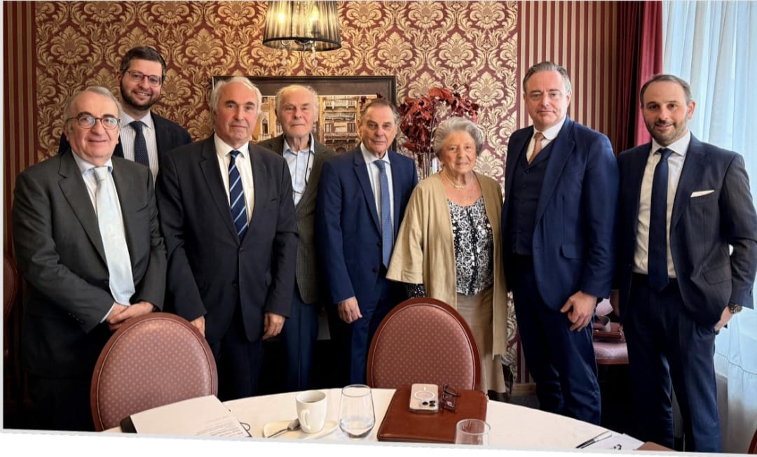 FORUMJO1's tweet photo. Het Forum der Joodse Organisaties ontmoette premier Bart De Wever, samen met andere Joodse vertegenwoordigers, om de huidige uitdagingen waarmee de Joodse gemeenschap wordt geconfronteerd te bespreken.
Het belang van dialoog en samenwerking stond centraal.
#FJO #Dialoog #Samenwerking #Beleid #België