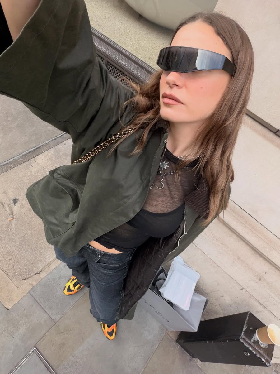 gossipmagazinn's tweet photo. Serenay Sarıkaya'nın son paylaşımındaki fütüristik gözlükleri gözlük gurmelerinin dikkatini çekti https://t.co/56SxwFsAjP