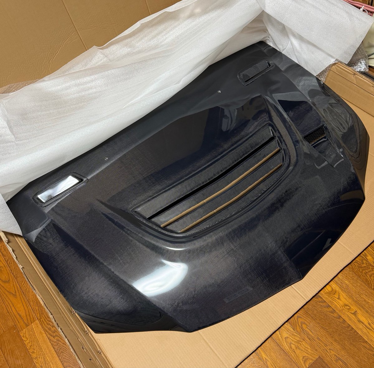 evoIX35_MIVEC's tweet image. ランエボのおにゅーボンネット届いた！
納期5月下旬って聞いてたから早かった👏