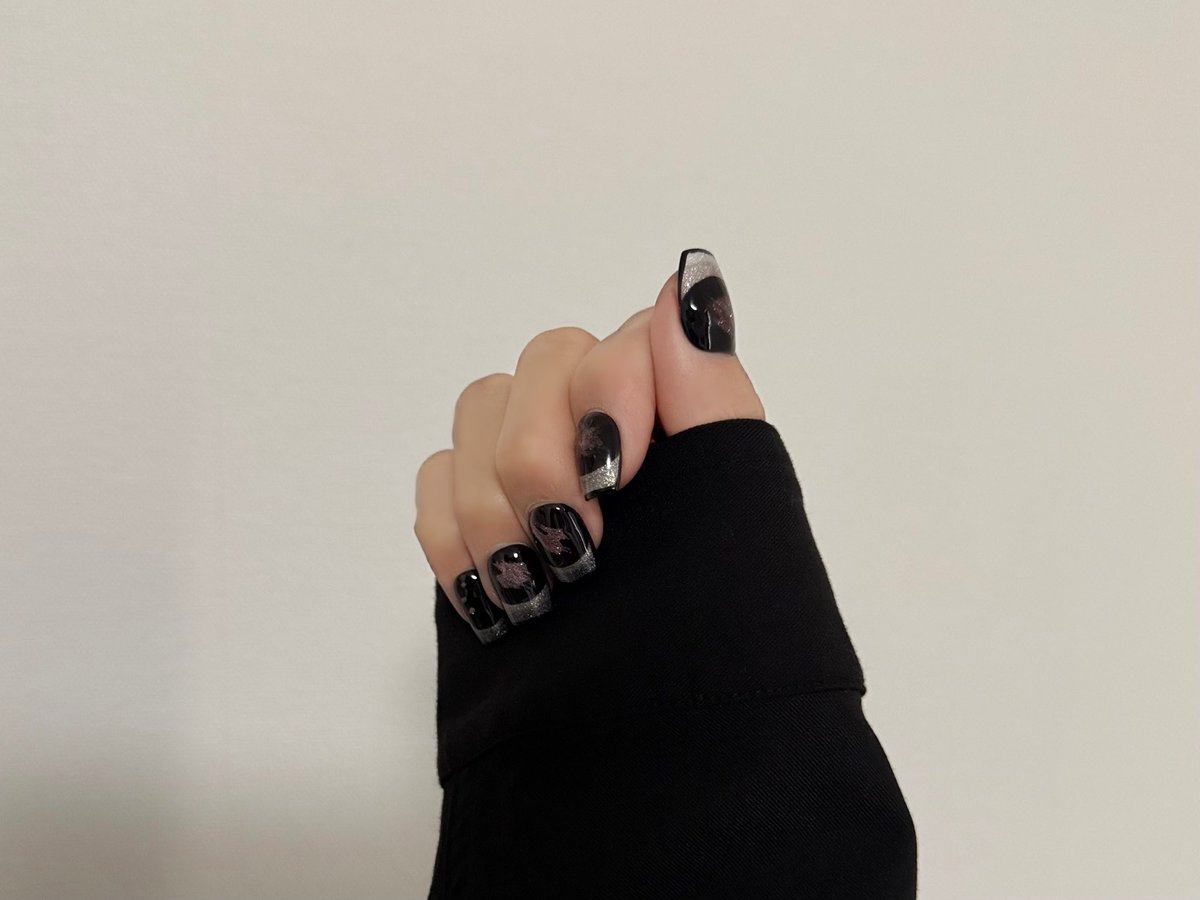 minacom_nail's tweet photo. 映画『Wicked 〜永遠の約束〜』を観るということで。
黒ベースに、緑×ピンクをのせました💚🩷

#メンズネイル 
#フレンチネイル 
#ウィキッドネイル 
#観劇ネイル 
#鑑賞ネイル https://t.co/S5LtA5c9G9