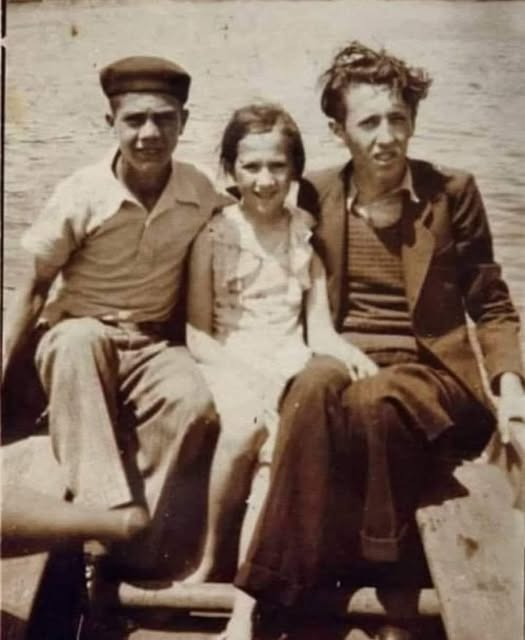 Orhan Veli'nin kız kardeşi Füruzan Yolyapan 
bir röportajında şöyle diyor :
"Şişli’ye yeni taşınmıştık. Bir gün misafirler de vardı, oturuyorduk. Birden kayboldu ortalıktan. Ben balkona sigara içmeye gittiğini tahmin ettim. Yanına gittim. Üzerinde beyaz çizgili bir gömleği vardı.