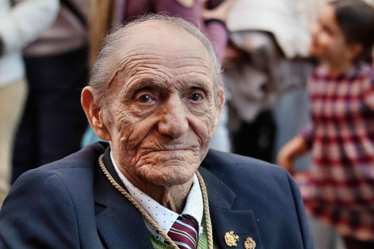 Mᴏᴍᴇɴᴛᴏs ᴅᴇʟ Vɪᴇʀɴᴇs Sᴀɴᴛᴏ

Nuestro querido Chacha no faltó a su cita con la Virgen de la Victoria.  
Más de 60 años encendiendo su palio… y ni una silla de ruedas puede apartarlo de Ella.  

Eso es devoción. 💙