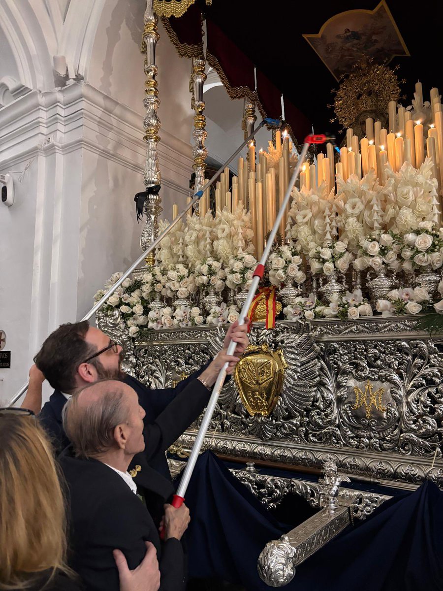 cofr_expiracion's tweet photo. Mᴏᴍᴇɴᴛᴏs ᴅᴇʟ Vɪᴇʀɴᴇs Sᴀɴᴛᴏ

Nuestro querido Chacha no faltó a su cita con la Virgen de la Victoria.  
Más de 60 años encendiendo su palio… y ni una silla de ruedas puede apartarlo de Ella.  

Eso es devoción. 💙 https://t.co/jiGl35bxOW
